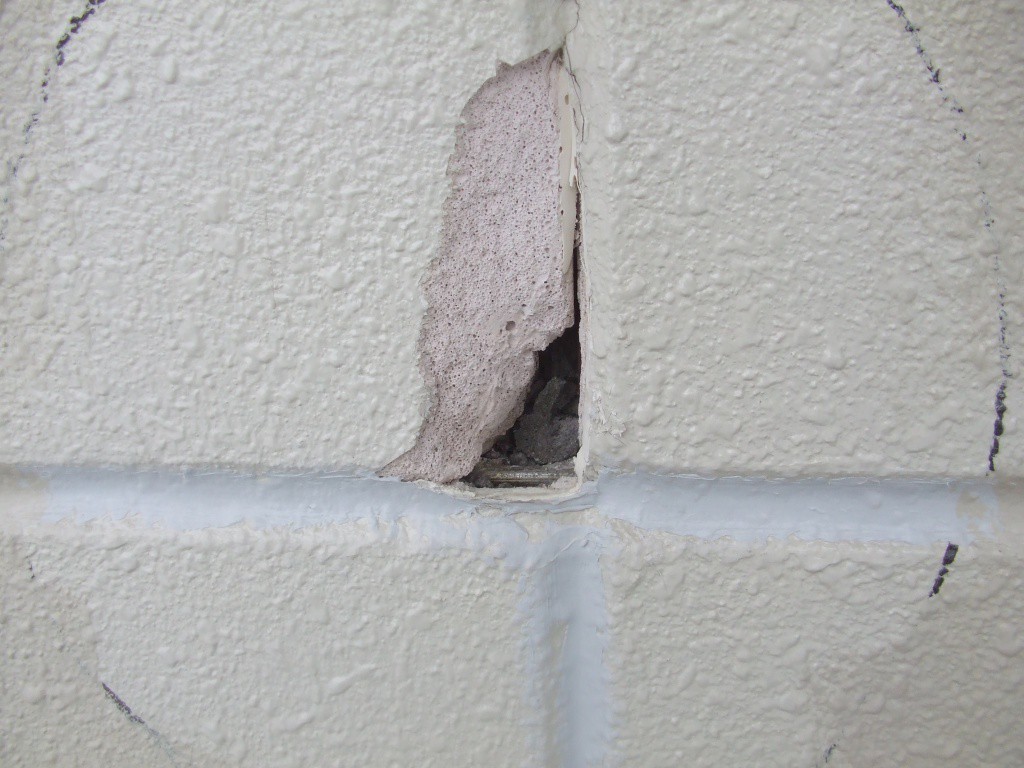 外壁の破損　補修工事